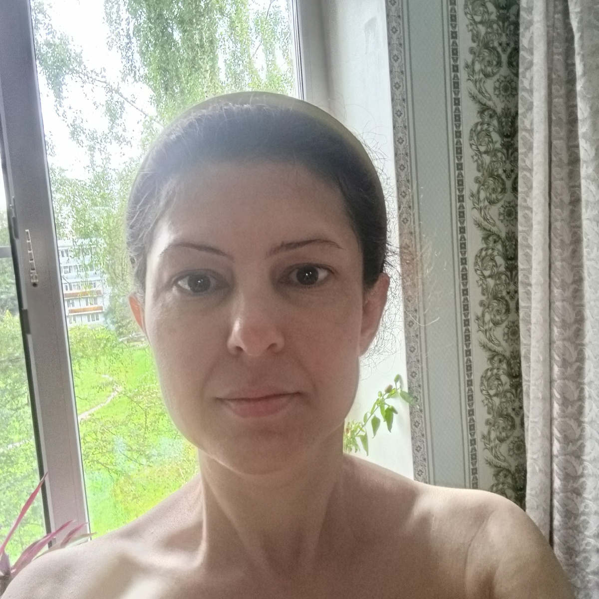 Со мной никто не знакомится. Я тут без одежды, если кому интересно (жарко дома)