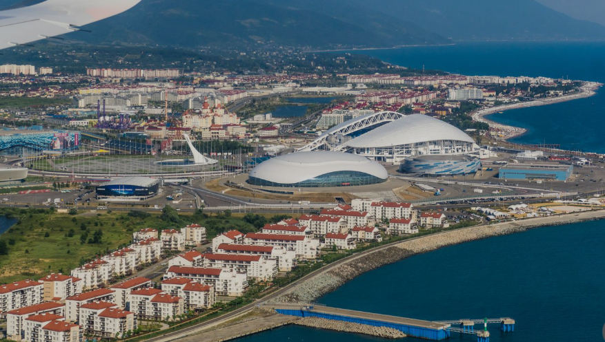 На горизонте видно, как за аккуратной застройкой Сириуса начинается другая страна - республика Абхазия