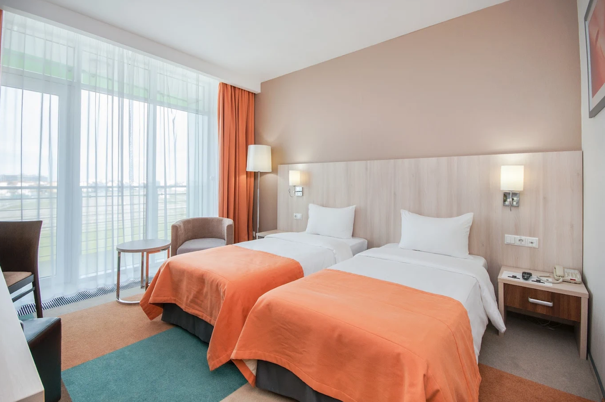 У нас было два номера на четвертом этаже с видом на море. 