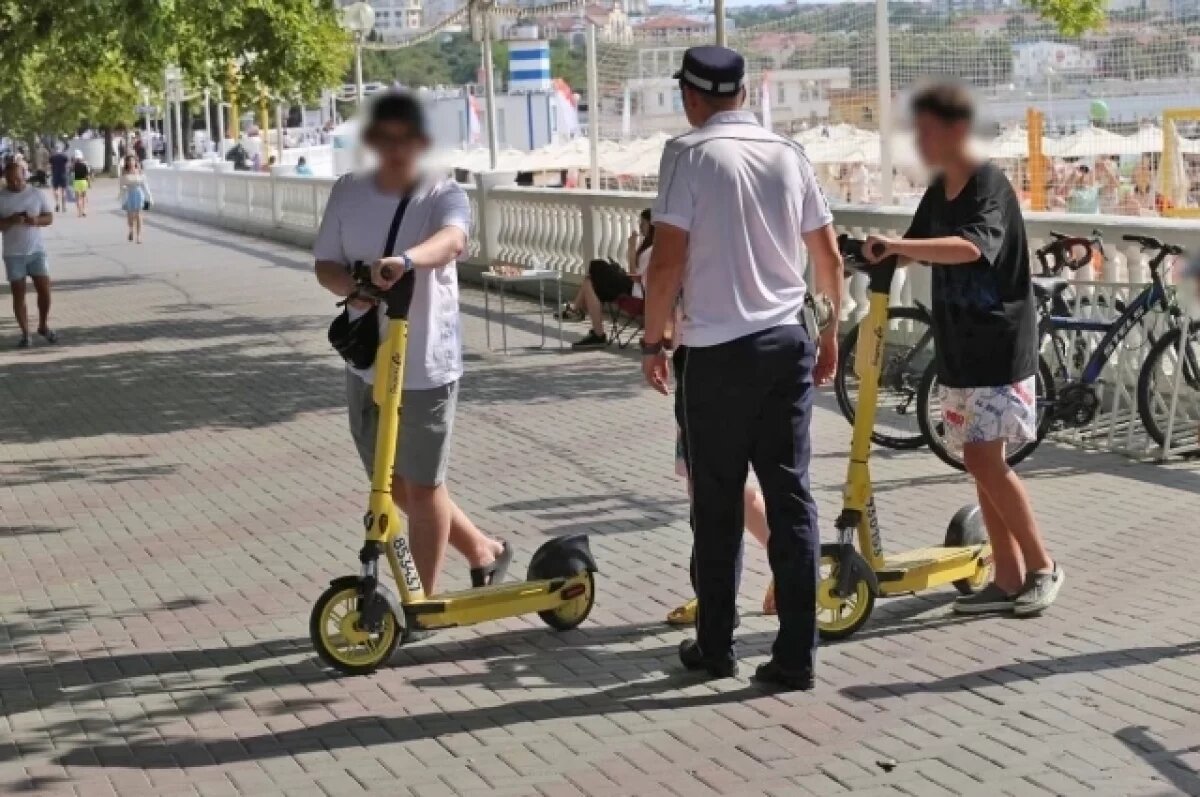    В Геленджике с набережной вывезли 2,4 тыс. брошенных электросамокатов