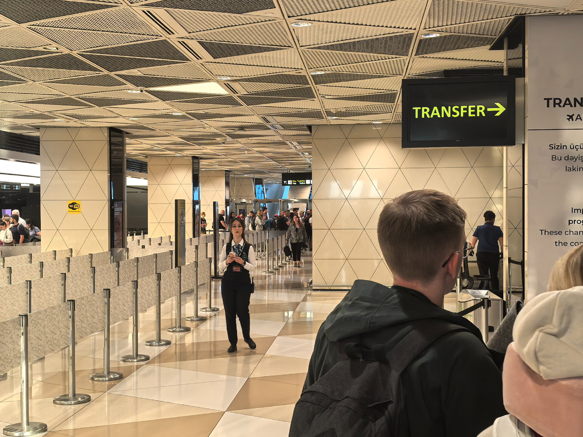 И дальше, если посмотрите, там тоже очередь на трансфер с другого рейса и она побольше нашей была