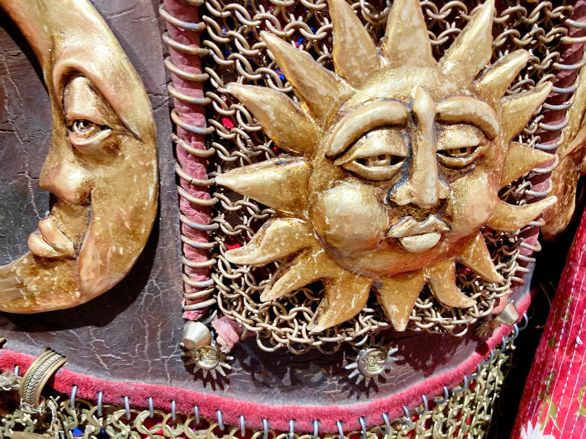 Работа художников по костюмам Надежды Васильевой и Ольги Михайловой