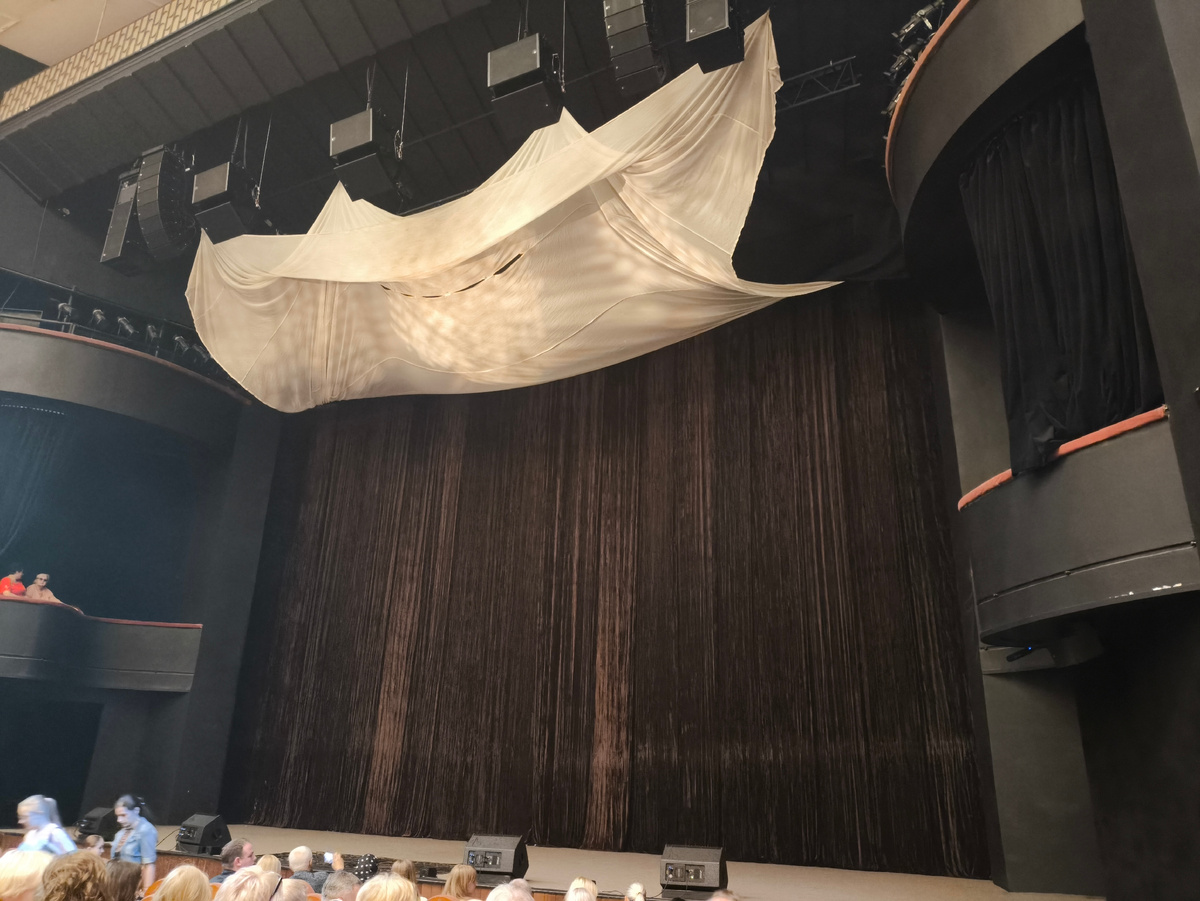 Перед началом спектакля. Фото из личного архива