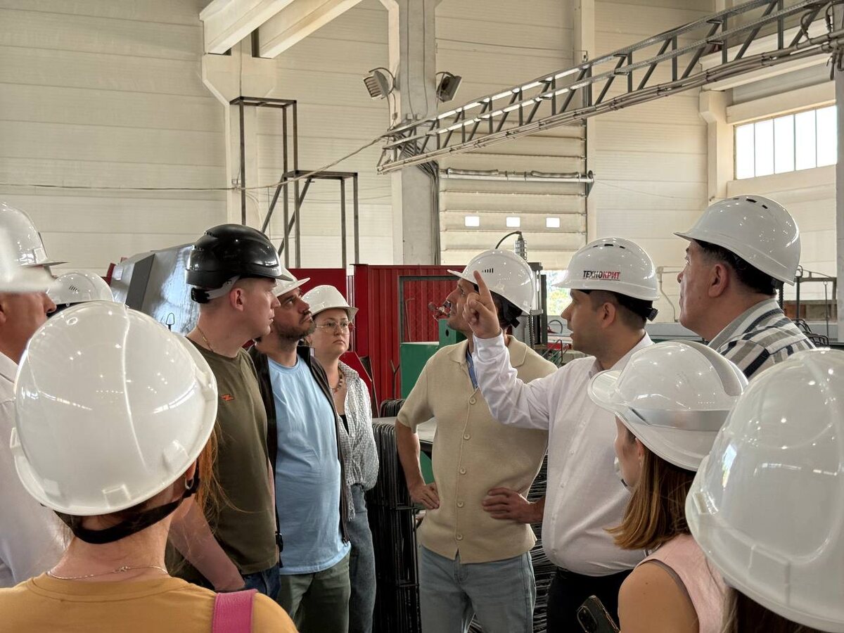 Источник фото: ПК "ТехноКрит". Министр строительства Григорий Викторович Сурганов слева в черной каске. 