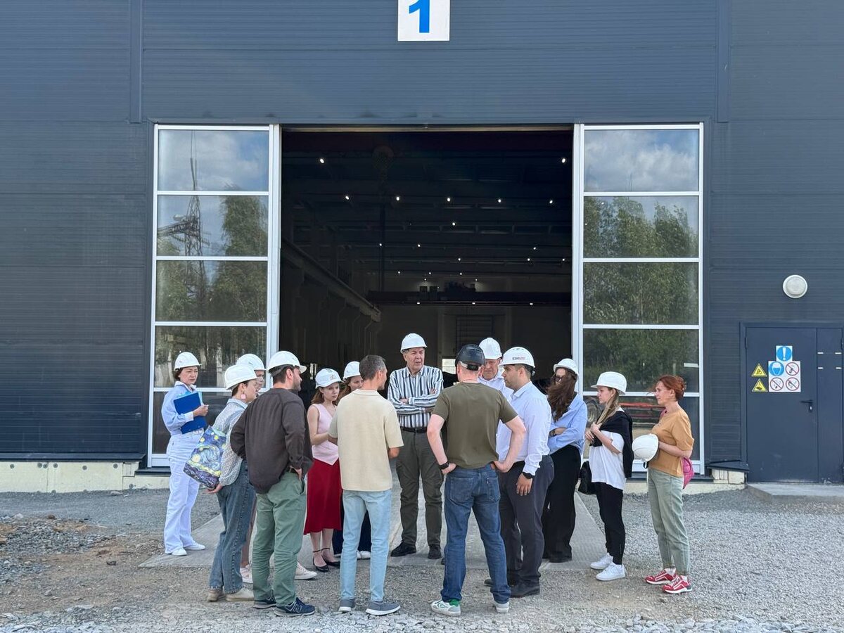 Исчтоник фото: ПК "ТехноКрит". В центре Президент Ассоциации РООР "Союз стройиндустрии Свердловской области" Александр Леонидович Лощенко (в полосатой рубашке). 