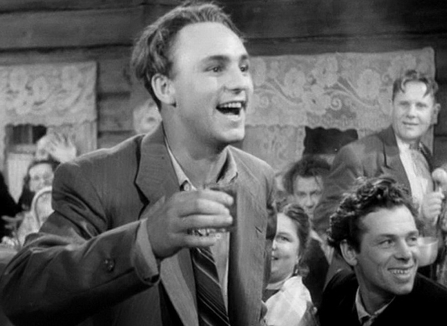 Обратите внимание - справа - Георгий Жжёнов. Его нет в титрах. Кадр из фильма «Чужая родня» (1955). Скриншот.