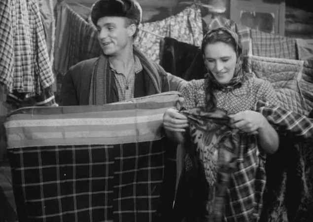 Фёдору смешны залежи в сундуках. Эти вещи не отвечают современности. Кадр из фильма «Чужая родня» (1955). Скриншот.