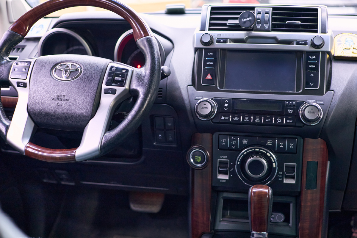 Источник фото: https://custom-heroes.ru/raboty/vid-uslugi/avtozvuk/ustanovka-magnitoly-teyes-cc3-2k-v-toyota-land-cruiser-prado-150-maksimum-tehnologiy-i-komforta/