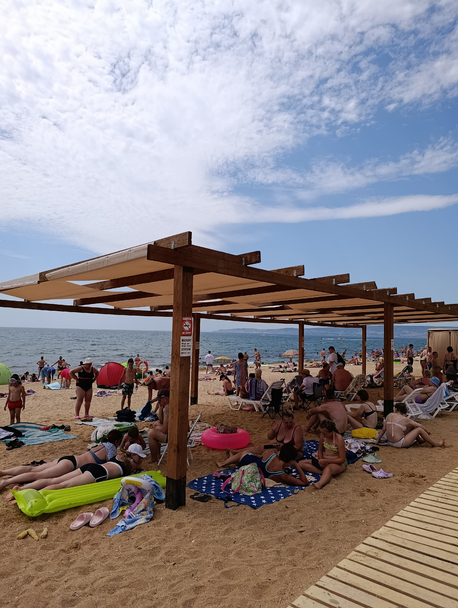 Пляжи переполнены. Фото автора. 