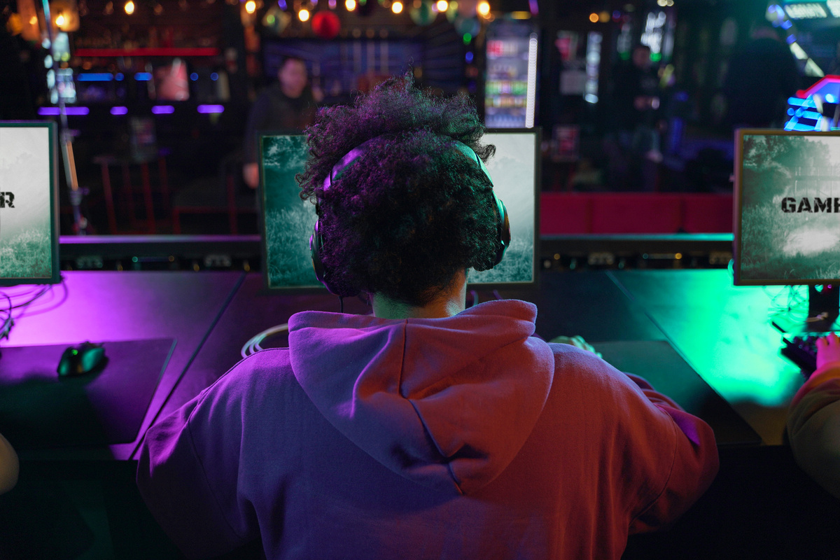 Источник изображения: freepik.com/free-photo/back-view-man-playing-videogame_24799453.htm