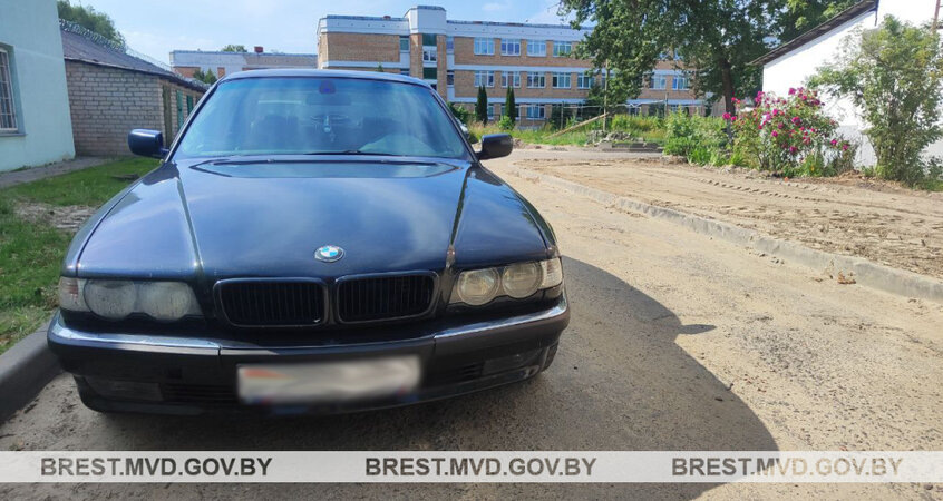    Автомастер-бесправник из Пинска угнал BMW клиента, чтобы покатать девушку