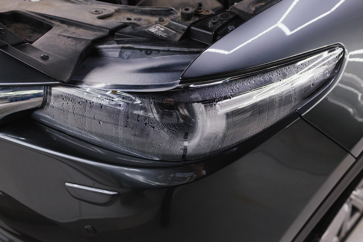 Источник фото: https://custom-heroes.ru/raboty/vid-uslugi/avtosvet/remont/mazda-cx-9-zapotevanie-fary-ne-takaya-uzh-prostaya-problema/