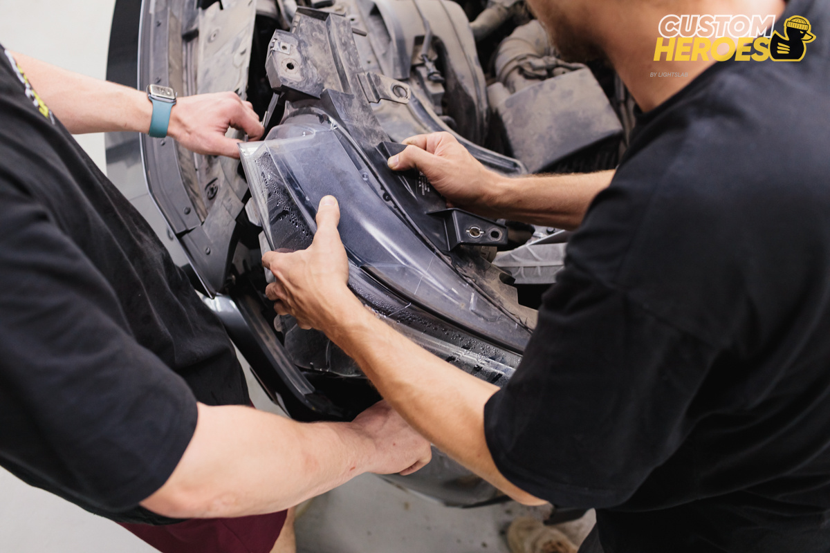 Источник фото: https://custom-heroes.ru/raboty/vid-uslugi/avtosvet/remont/mazda-cx-9-zapotevanie-fary-ne-takaya-uzh-prostaya-problema/