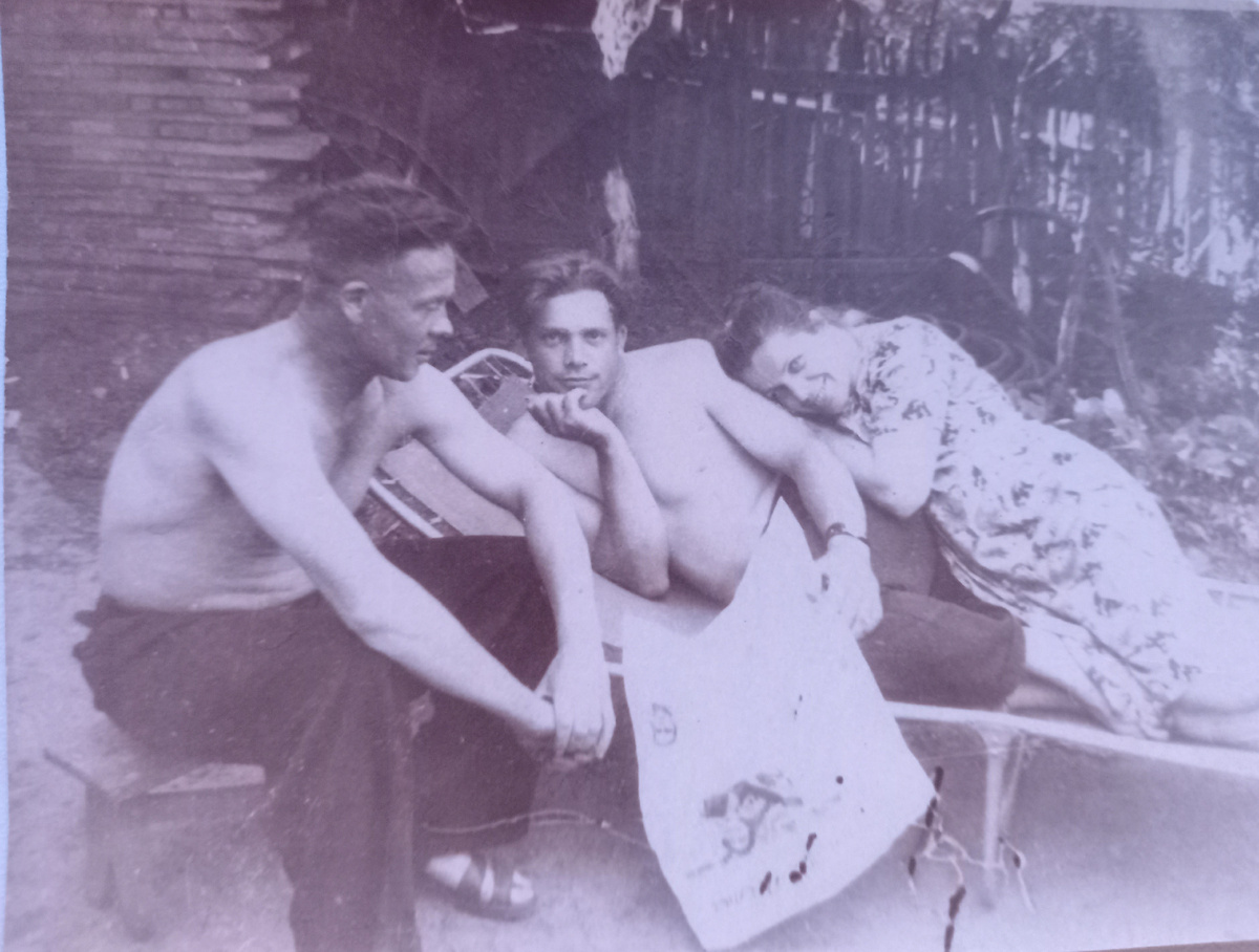 Фото из моего архива: слева дед, в центре бабушкин брат, справа сама бабушка. Начало 70-х.