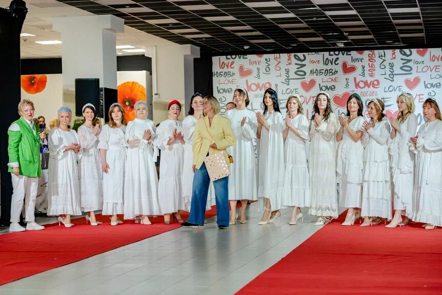 Вот она, наша коллекция! В центре - представитель бренда. Слева - ведущая Анна Бурухина. Фото Александр Чупров.