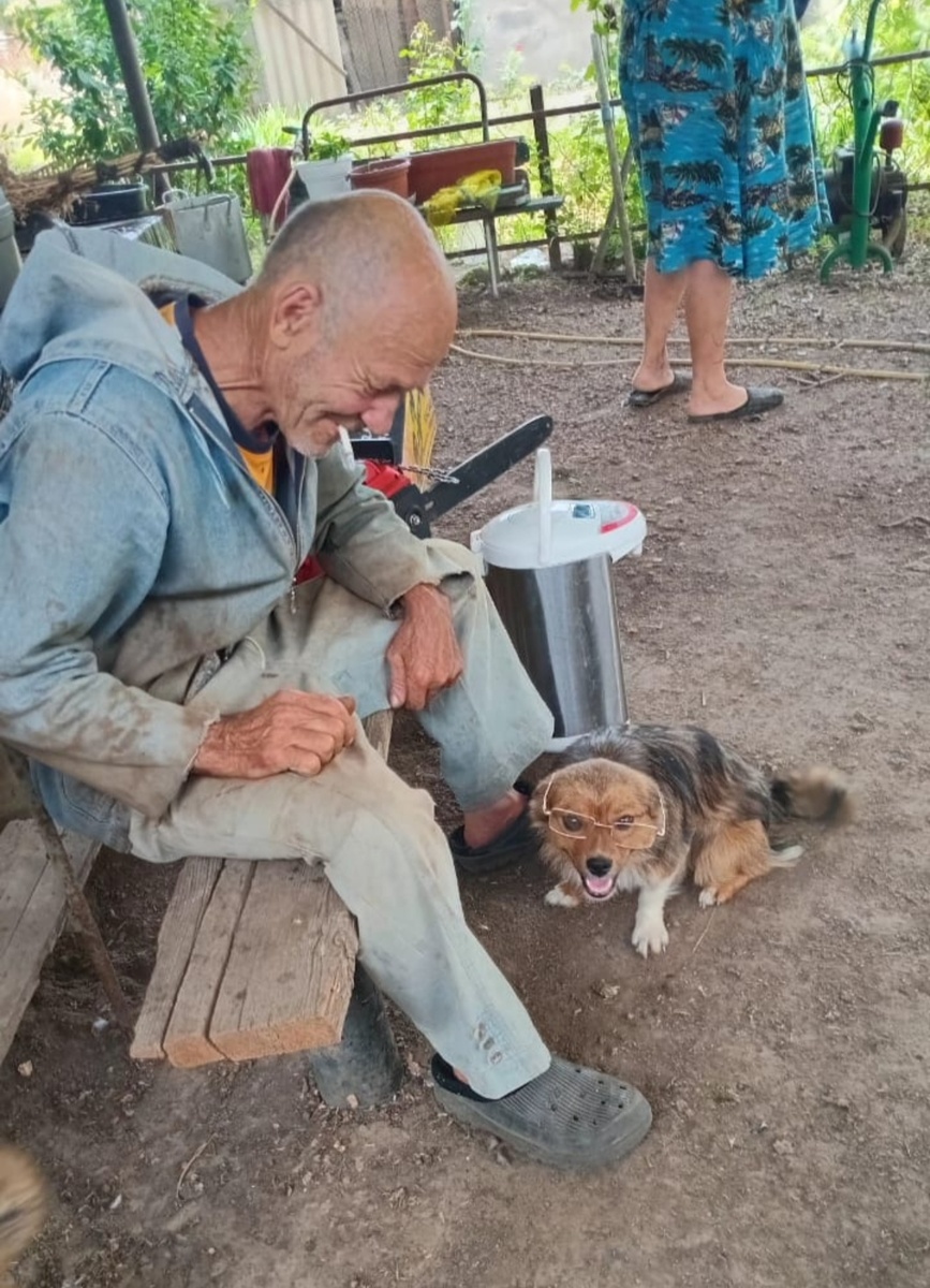 Знакомьтесь! Фёдор. Мужчина с юмором и сигареткой в зубах. Не смущайтесь из-за пятен. Человек работал на поле.