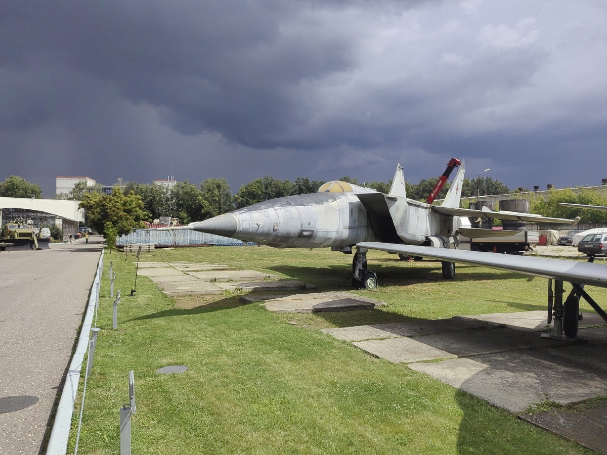 МиГ-25БМ борт 47 в процессе работ.