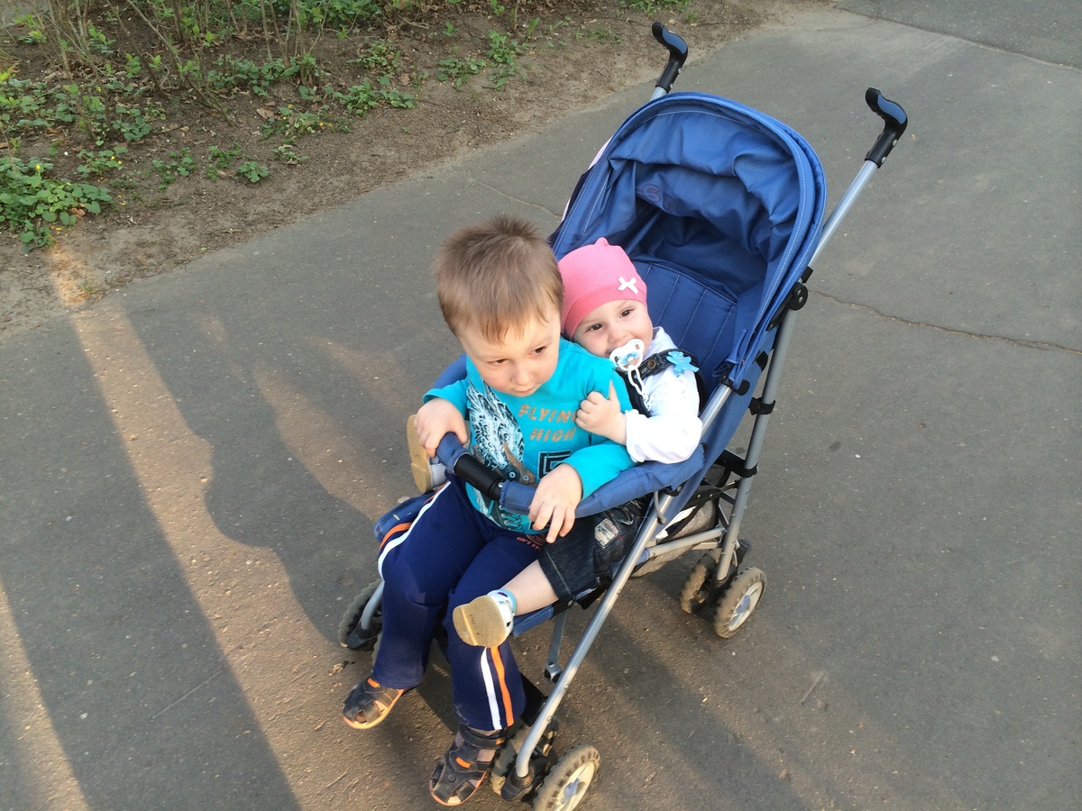 Здесь сыну - 2,7, дочери - 1 год.