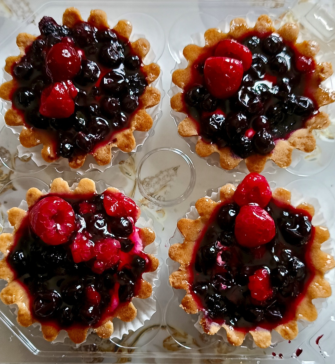 Песочные корзиночки с кремом и ягодами. 