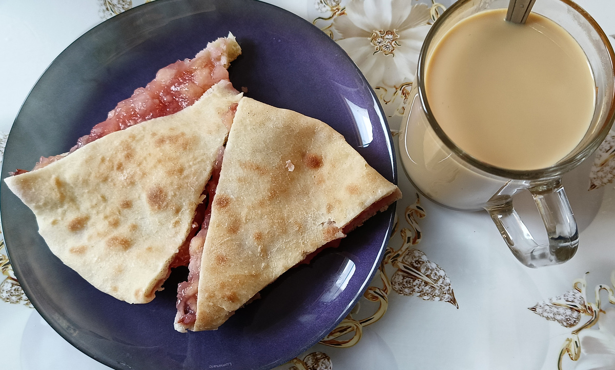 Что-то типа осетинского пирога с яблоками. 