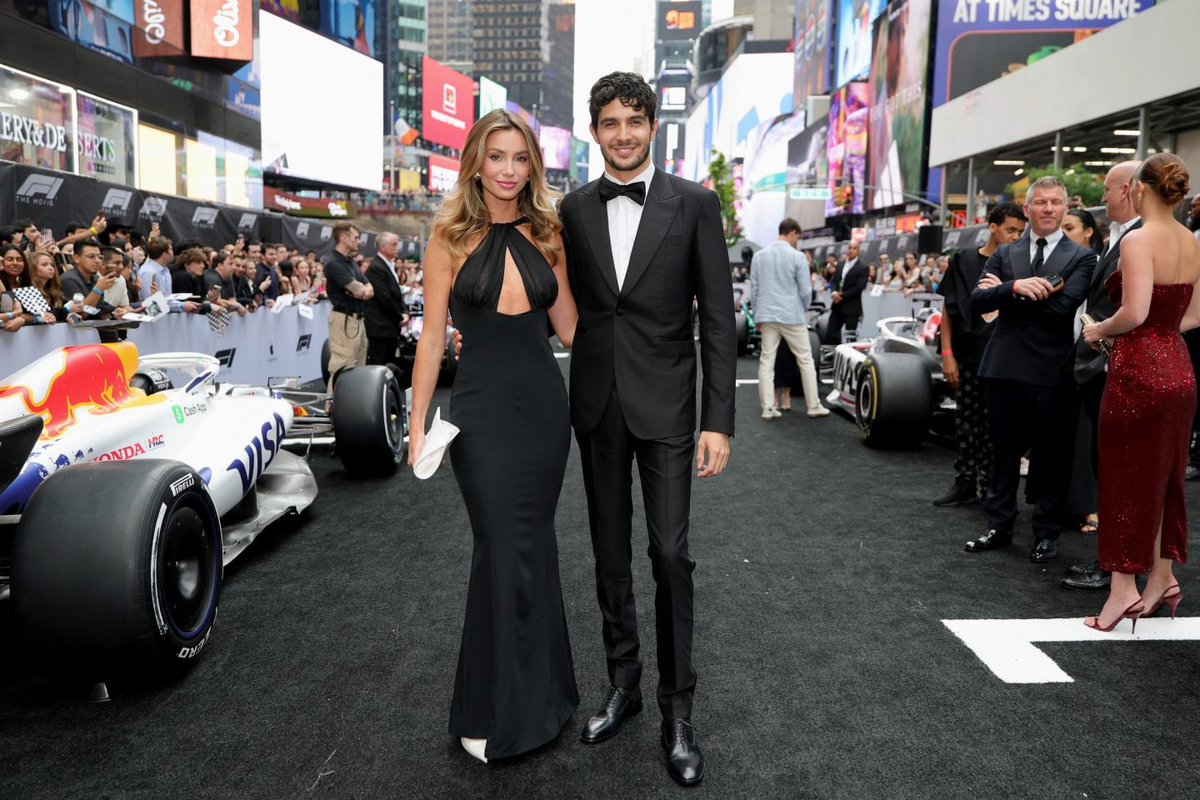 Флави Барла и пилот команды "Haas" Эстебан Окон на премьере фильма "Формула 1", 16.06.2025. 