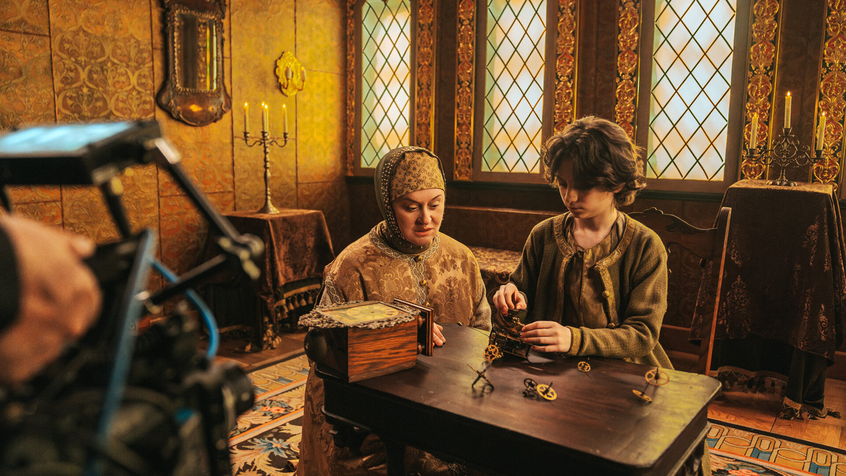 Наталья Кирилловна и десятилетний Пётр. Любо дорого посмотреть, ничего не выбивается, всё ровненько, приэтом никакой грязи