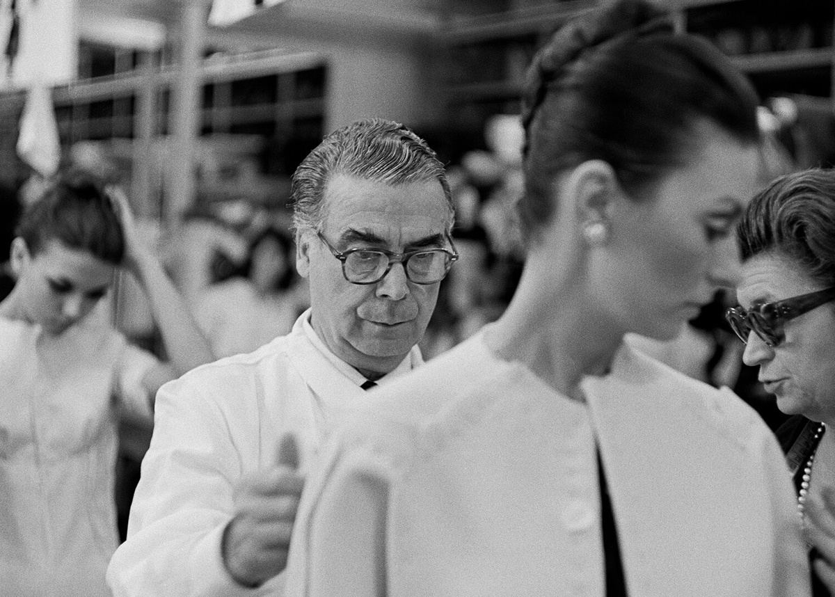 Кристобаль Баленсиага за работой.