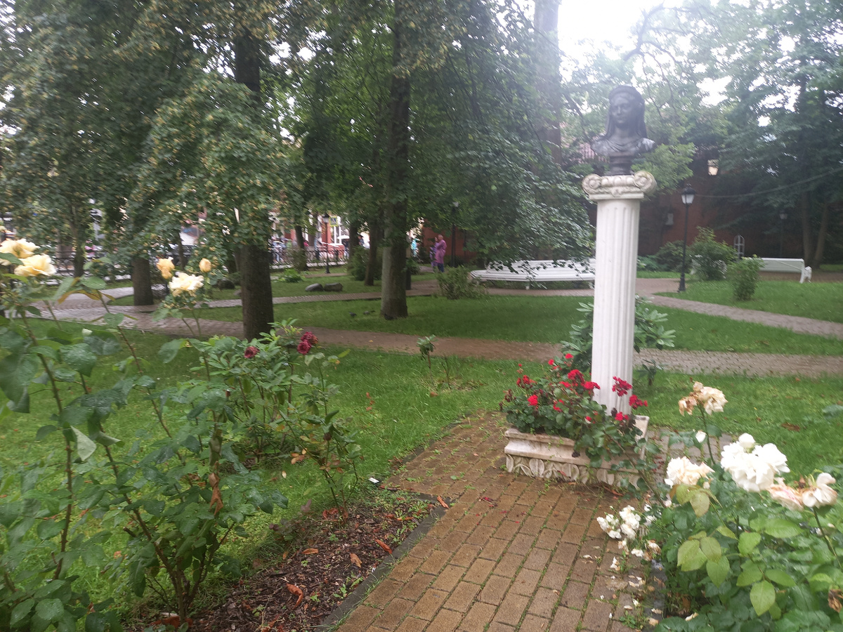 Бюст прусской королевы Луиза в розах