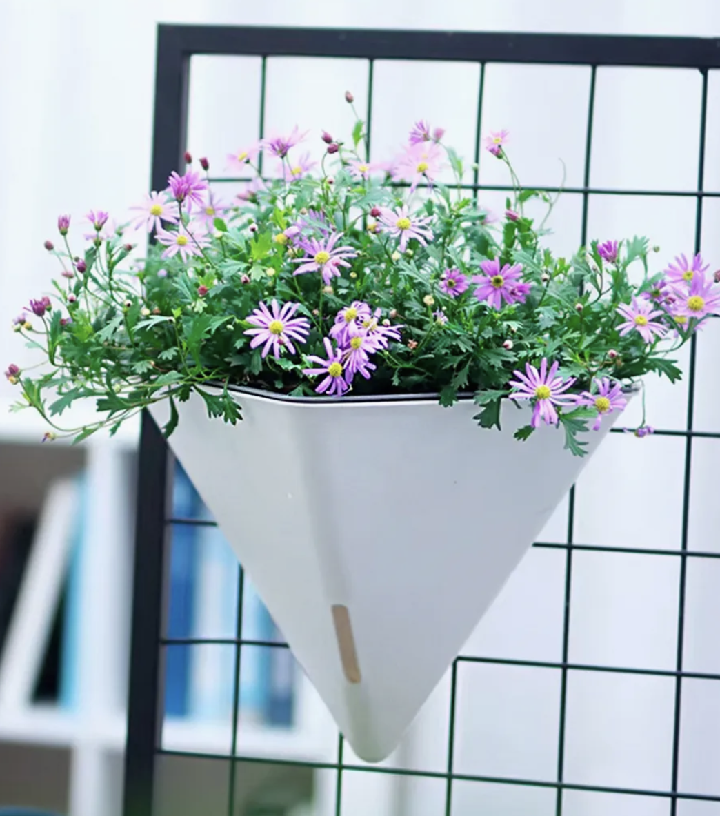 Кашпо с фитильным поливом подвесное для цветов 2л — 189335569. Обратите внимание на необычную форму