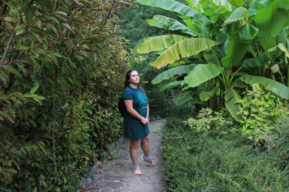 Лена с банановым кустом, октябрь 2020