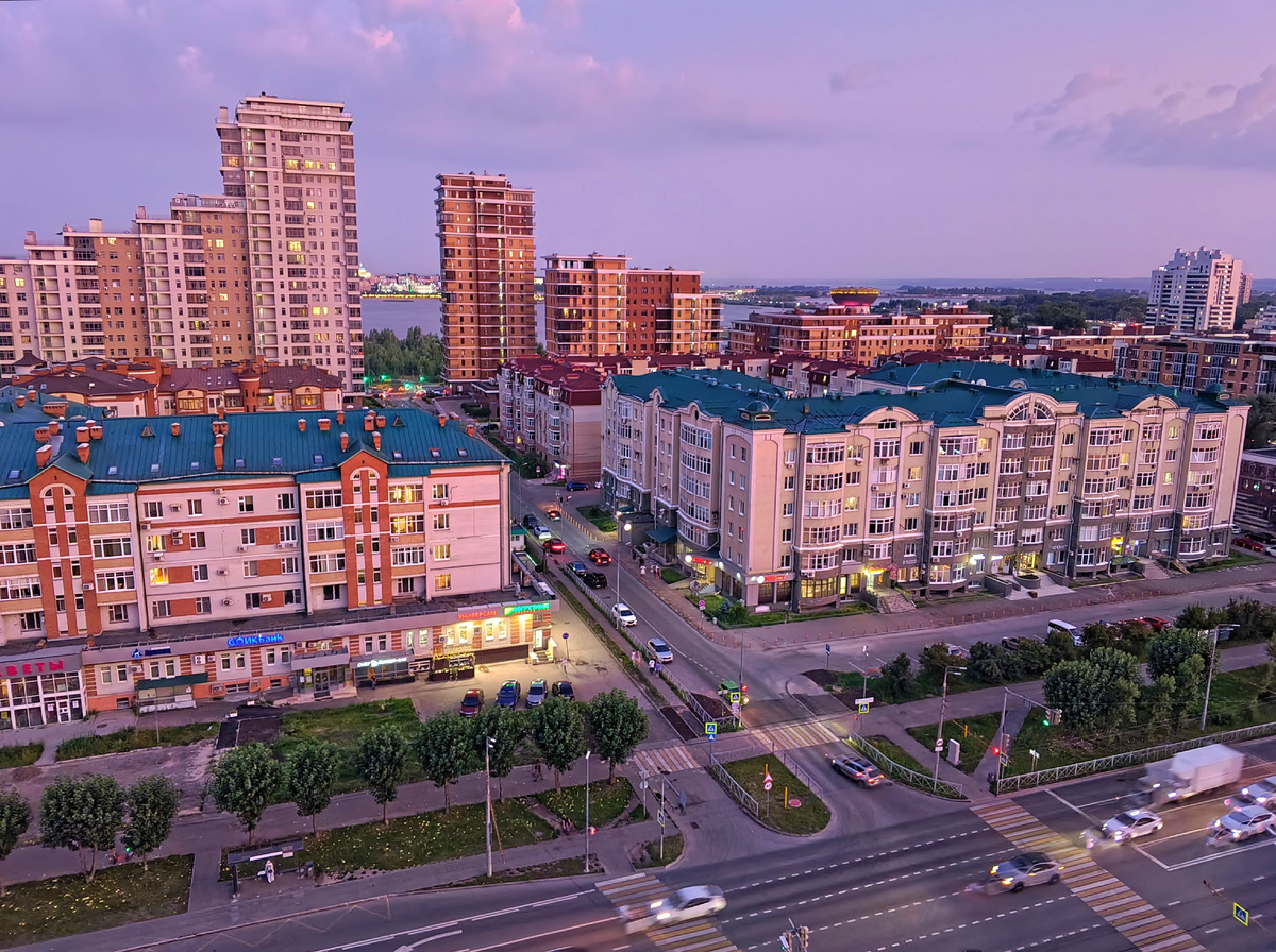 На верхнем этаже высотки нам достался вид на реку Казанку. Правда не в первом ряду. Но всё же. Если присмотреться, то вдалеке даже виден "Казан". При хорошем зрении можно заметить посетителей смотровой площадки. Мы же предпочли рассмотреть "красоту" с более близкого расстояния    