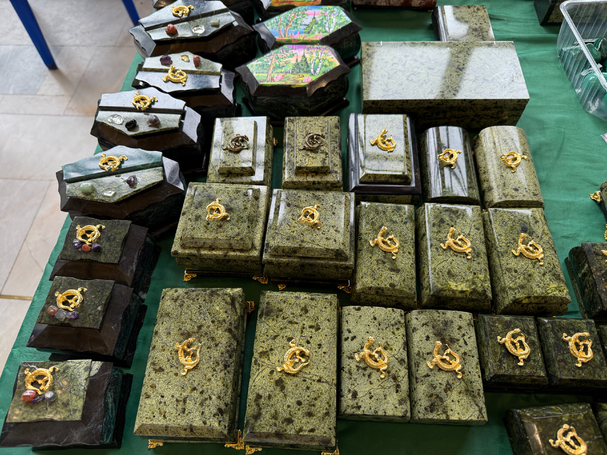 Шкатулки из серпентинита. Фото автора.