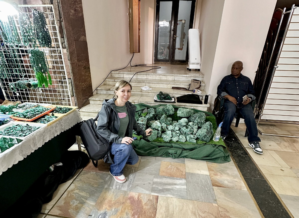 Малахитовые глыбы из Демократической Респеблики Конго на Минерал-Шоу в Екатеринбурге 20.06.2025г. Продавец, по-моему, смотрит с осуждением 🫤