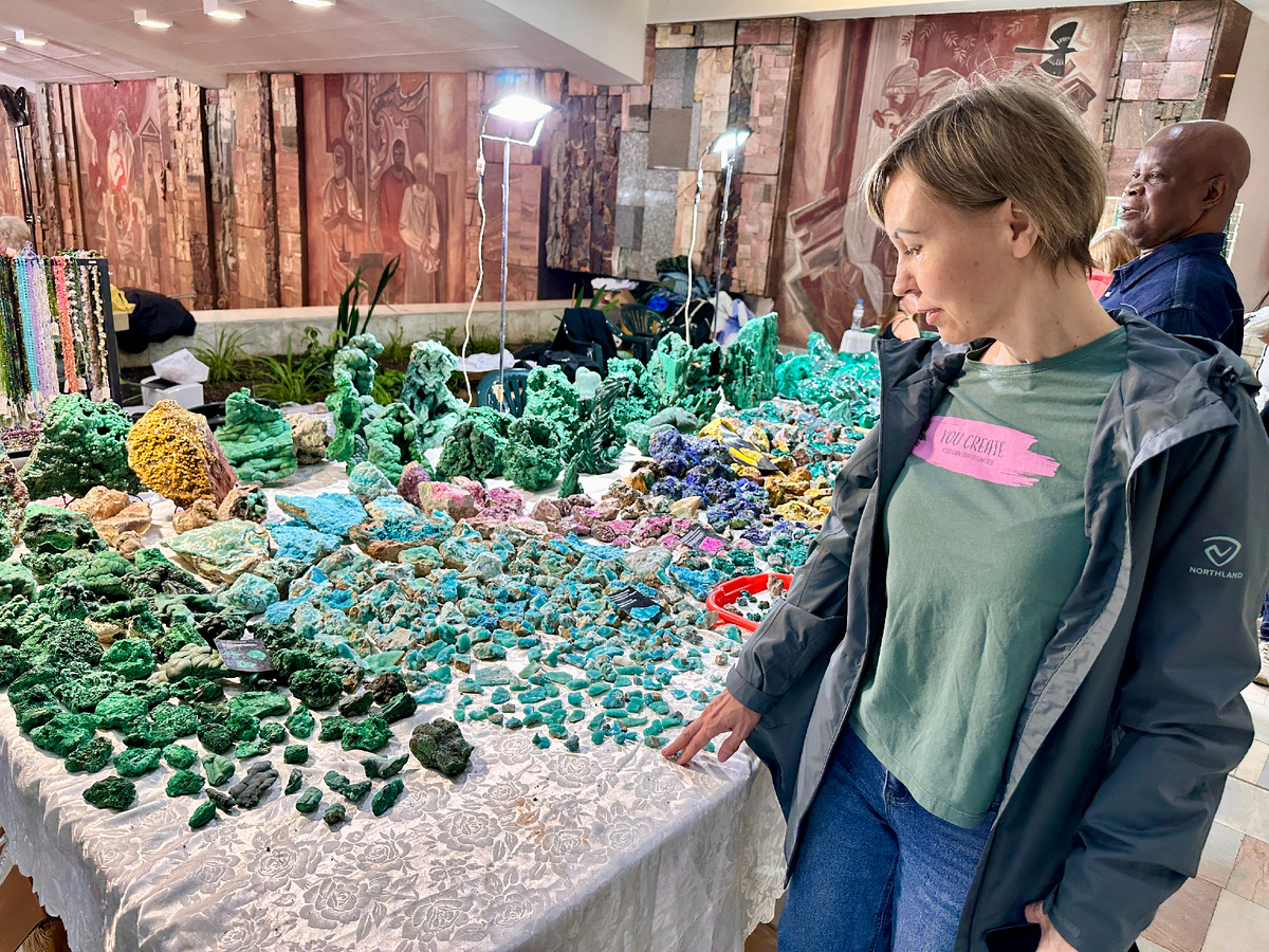 А это стол конголезских минералов - малахит, хризоколла, кобальтокальцит, азурит, диоптаз.