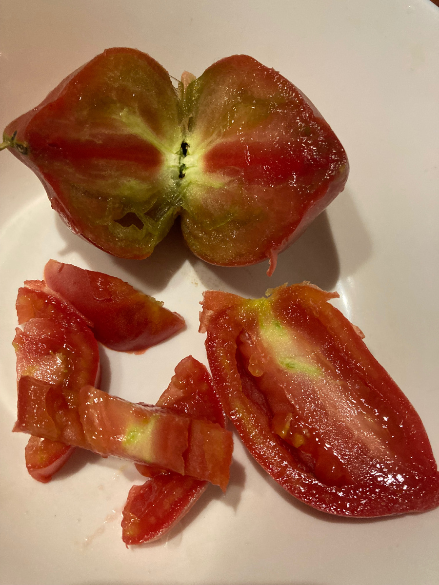 Томаты Черное бычье сердце от Борисовны и Остроконечник в разрезе, фото автора.