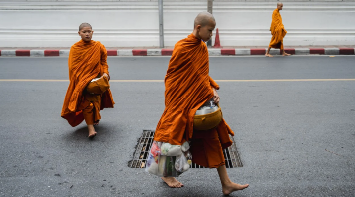 Совсем юные послушники вышли за подаяниями