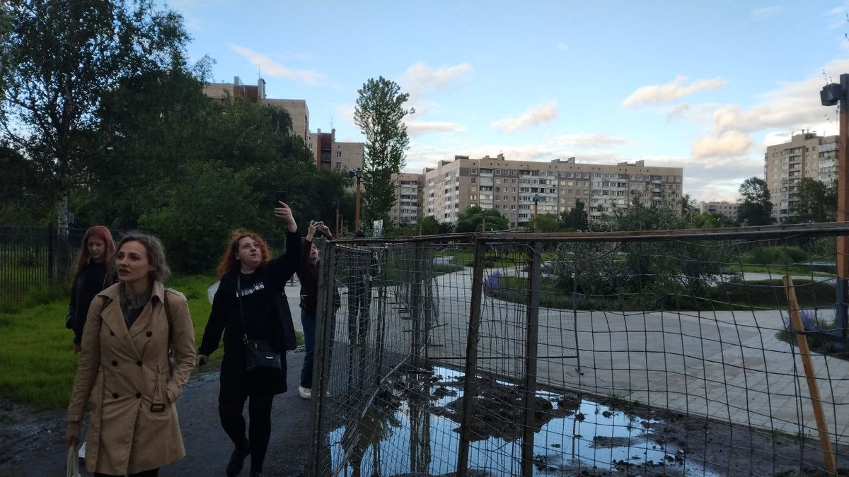 Обходим Купчинский сквер.