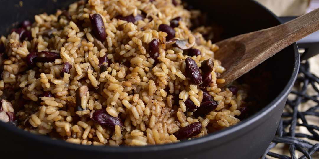 Шампиньоны с фасолью и рисом: Сытное и ароматное блюдо в азиатском стиле на одной сковороде! 🍄🍚🌶️