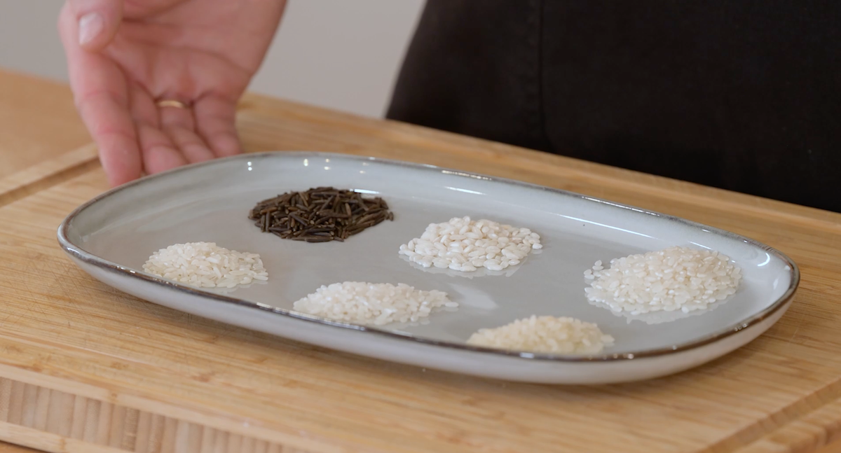 Несколько видов риса на одной тарелке