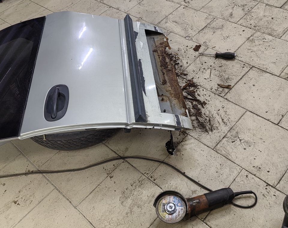 Какие были двери и как сгнили можно понять по этому фото. 