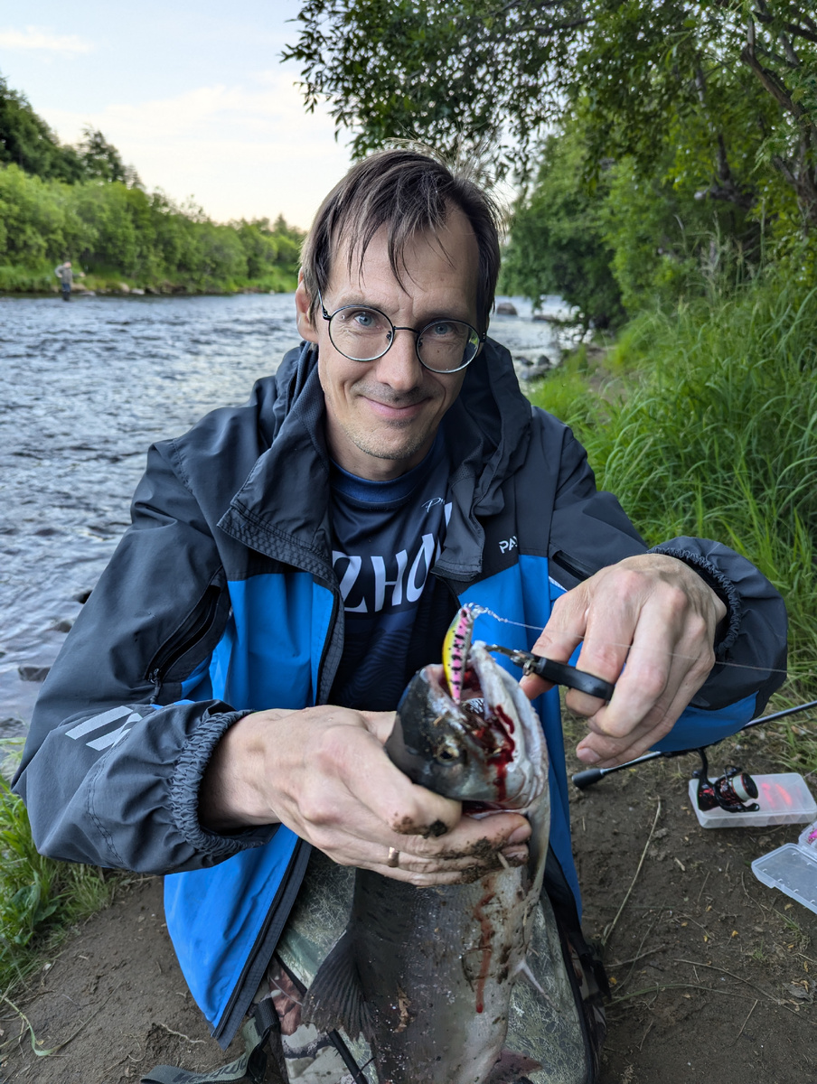 Зажирает в "шахту".