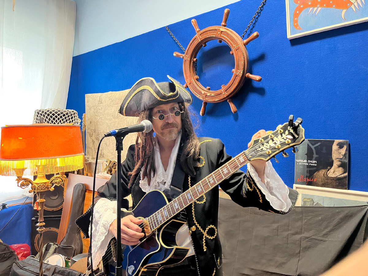 Александр Андрюшкин, гр. ЛЕТУЧИЕ РЫБЫ. В ДК "Железнодорожников", Тюмень. Фото из ВК-сообщества "Машбюро: сибирское сообщество рок-н-ролла"