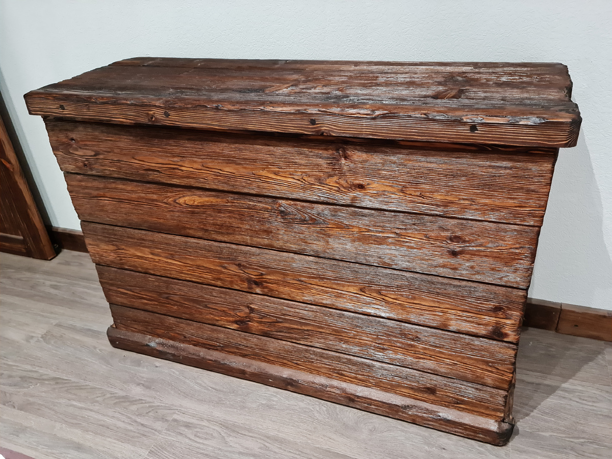 Рундук установлен, но пока без декора под ковку)