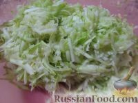 Натрите кабачки.