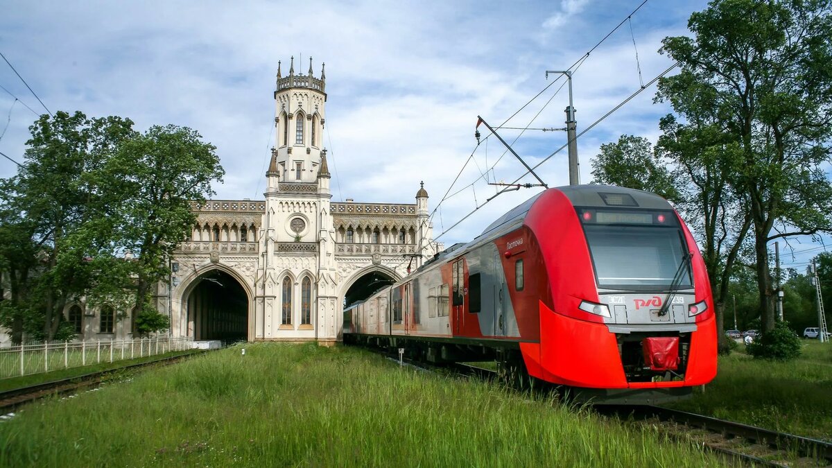 Электричка Ласточка на станции Новый Петергоф.