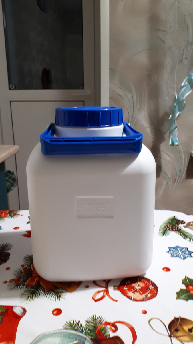 Вот такие канистры . Удобные . 