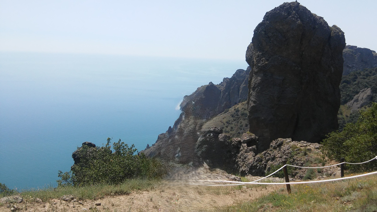 Высота скалы Чёртов палец 60 метров. Другое её название - "перст сатаны". По одной из версий в древности эта лавовая пробка затыкала жерло вулкана. Фото: автор