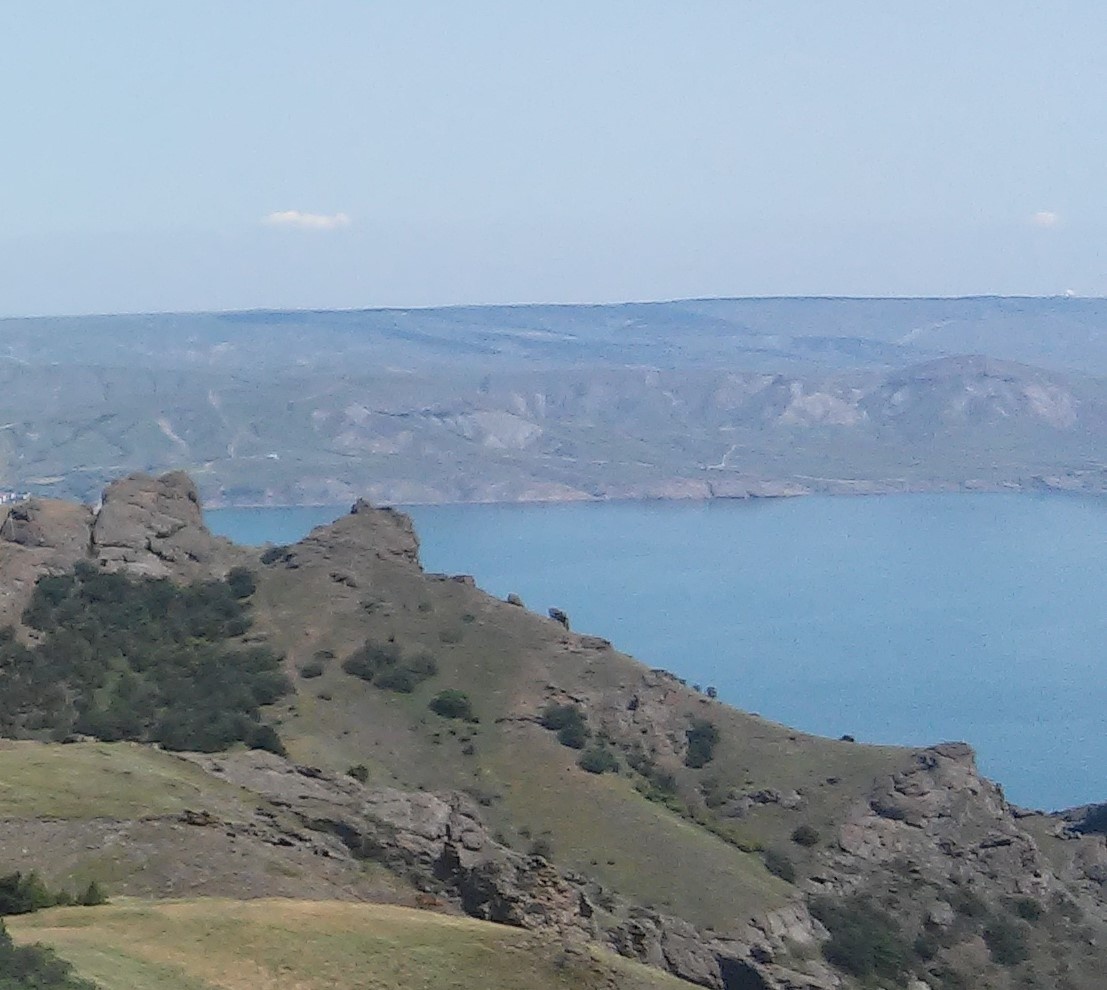 На вершине не встретишь привычный для гор бежевый песчаник, везде скалы графитового цвета. Фото: автор