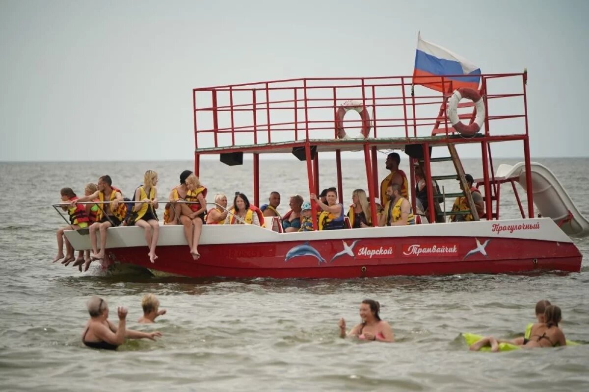    Отдыхающие на прогулочном катере вблизи села Урзуф Мариупольского района ДНР.