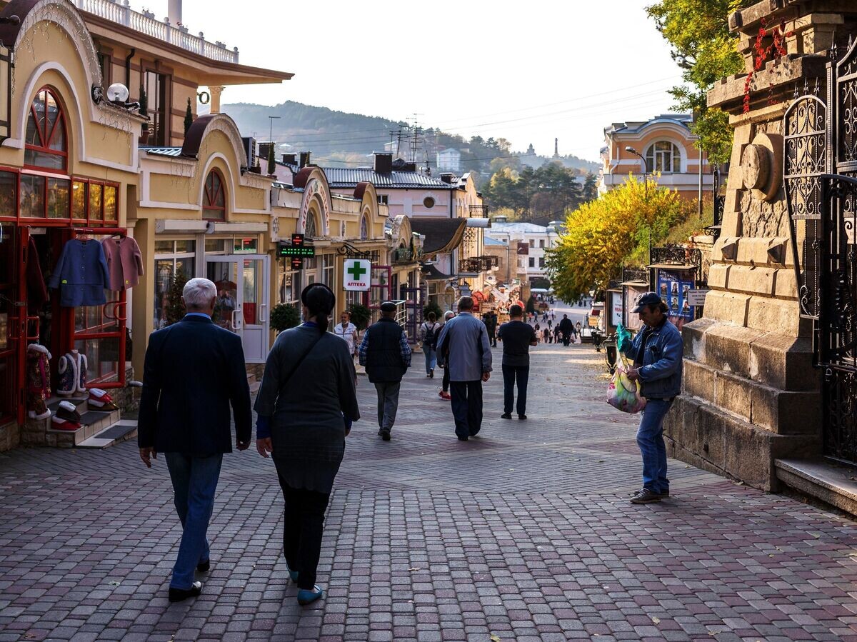    Люди идут по торговой улице Карла Маркса в Кисловодске© РИА Новости / Алексей Даничев